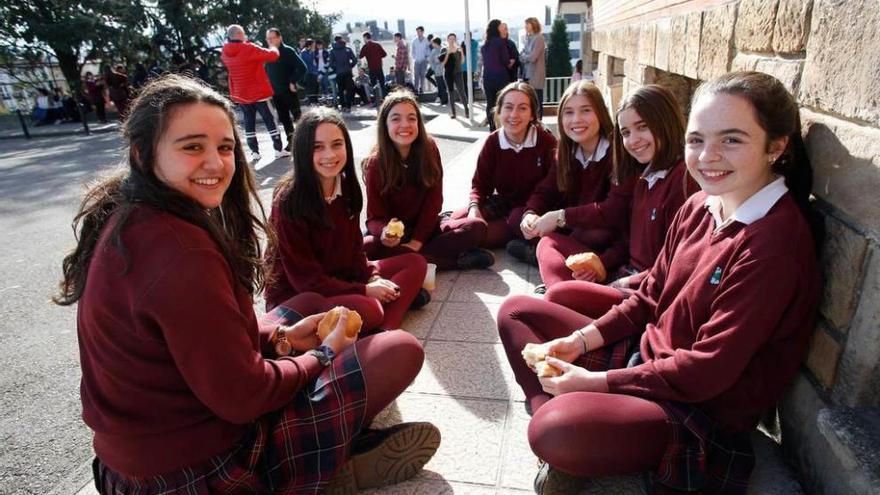 Un grupo de alumnas del Paula Frassinetti, en el patio de colegio.