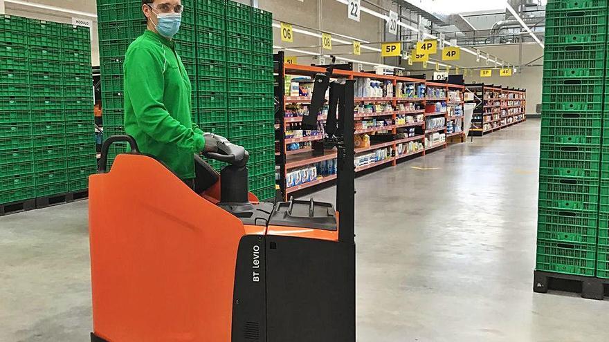 Trabajador de Mercadona en el nuevo centro logístico para la venta &#039;online&#039; de Madrid.