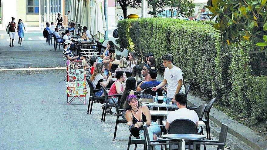 Multitud de gent asseguda a una terrassa de Girona, a finals de maig.