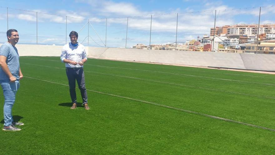 El Alcalde visita las obras del cambio de césped artificial en el campo de fútbol de Puerto de Santiago