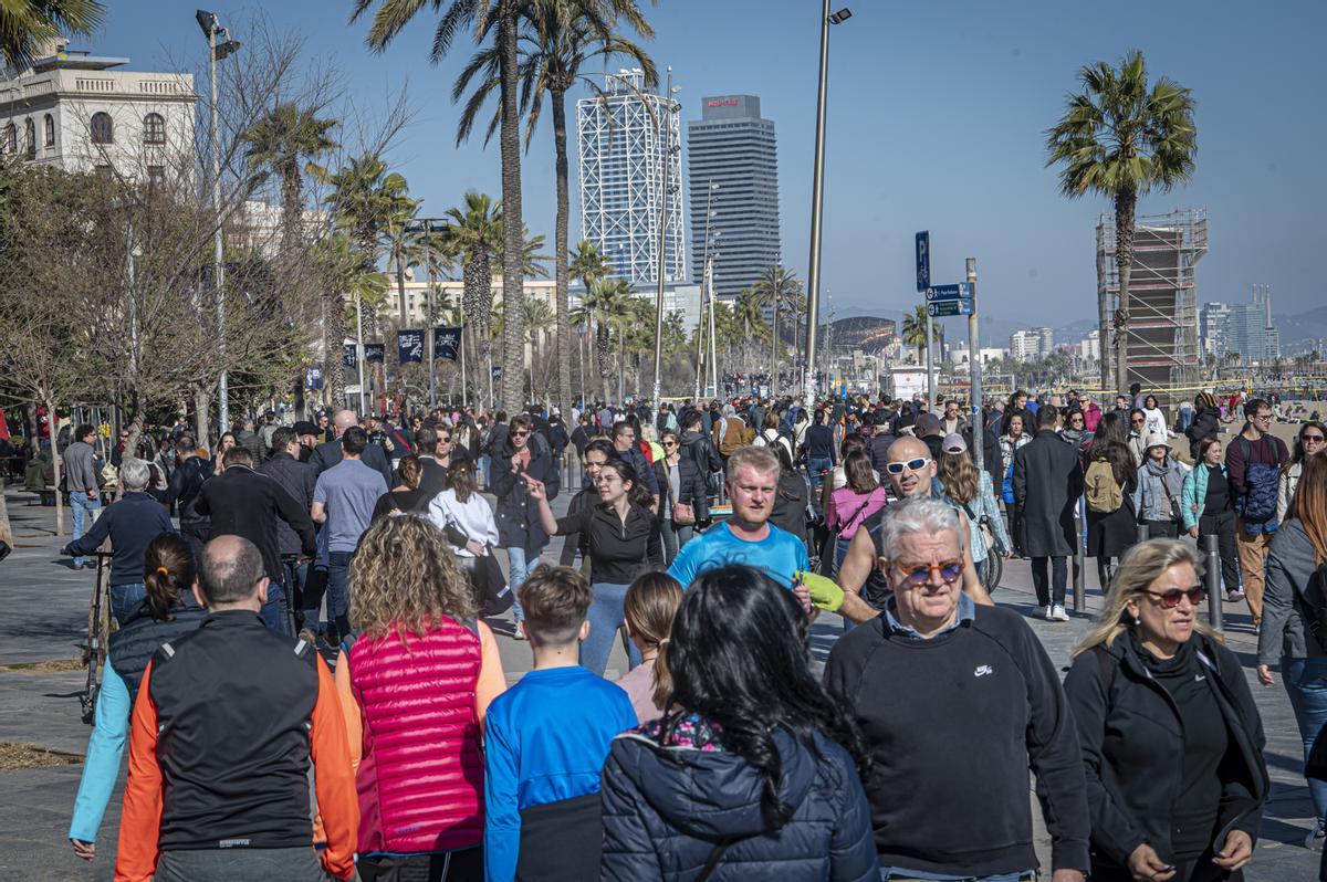 Los barceloneses acuden en masa a las playas de la ciudad para disfrutar del último día primaveral antes de la llegada del frío