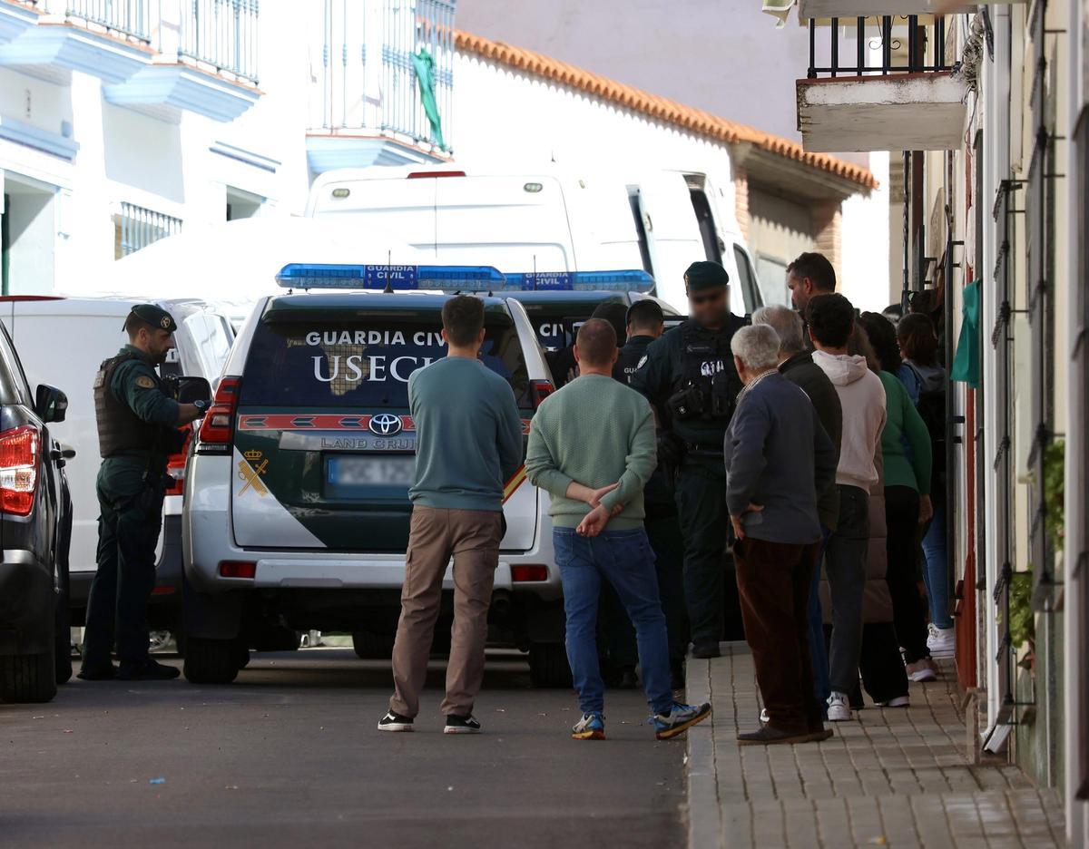 Agentes de la Guardia Civil trabajan en Hornachos (Badajoz) durante la búsqueda de Francisca Cadenas, desaparecida en 2017.