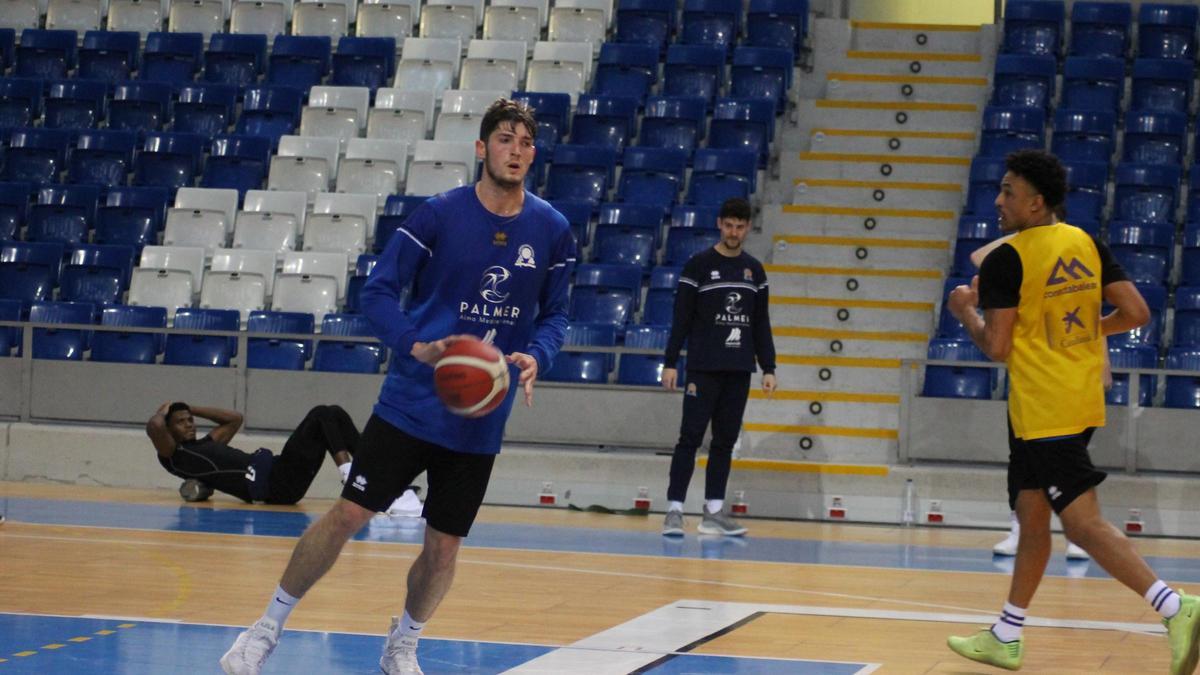 Kostadinov, durante el entrenamiento de ayer en Son Moix.