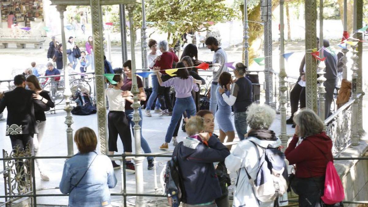 Varias parejas bailando en el palco de la Alameda