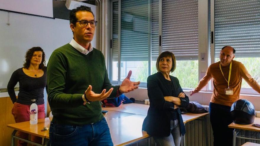 El alcalde Rubén Alfaro durante la recepción a los alumnos franceses en el IES Monastil de Elda.