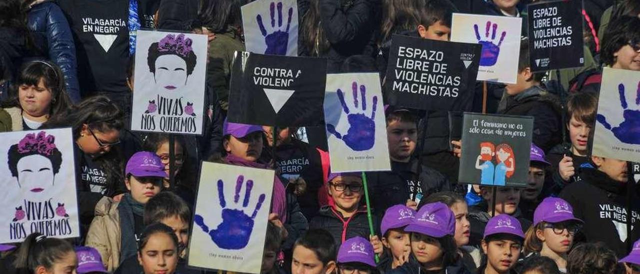 Un acto de la comunidad escolar de Vilagarcía por el Día contra la Violencia de Género que se conmemora cada 25 de noviembre. // Iñaki Abella