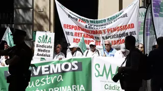 Médicos y pediatras se concentran en Málaga para exigir la limitación de agendas