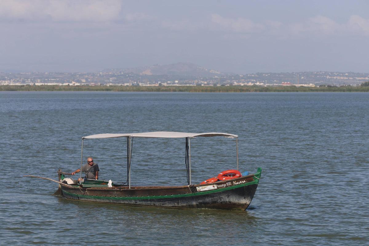 Embarrcación de recreo en el lago.