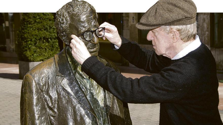 Allen posa con su escultura en Oviedo. // FdV