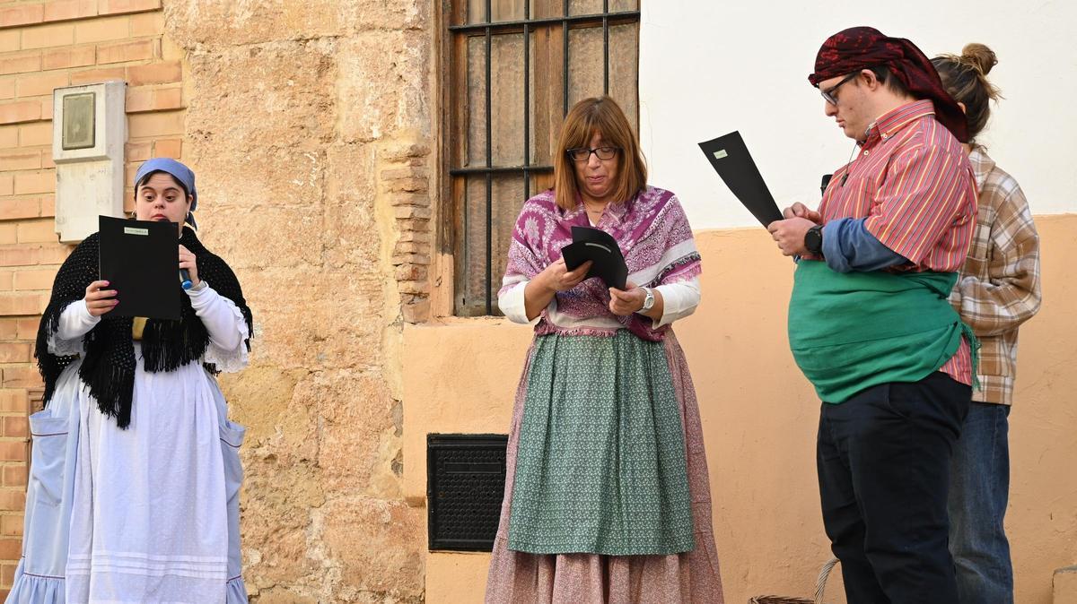 Ataviados con las prendas de época, los participantes de la ruta teatralizada recorrieron los lugares más emblemáticos de Quart de Poblet.