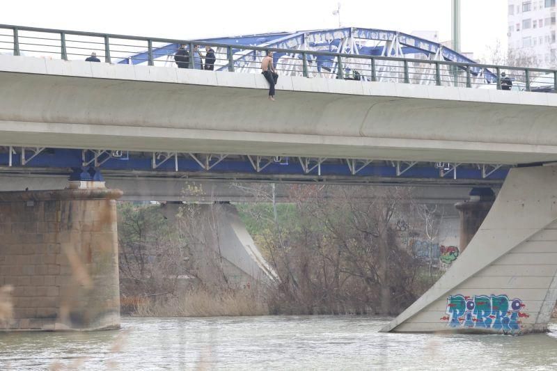 La Policía Nacional evita que un joven se suicide desde el puente de Hierro de Zaragoza