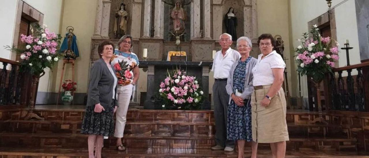 Por la izquierda, Pepa Vega, Marujita Sierra, Luis Vega, Berta Ferber y Montse Sierra, ayer, en la iglesia de Corao.