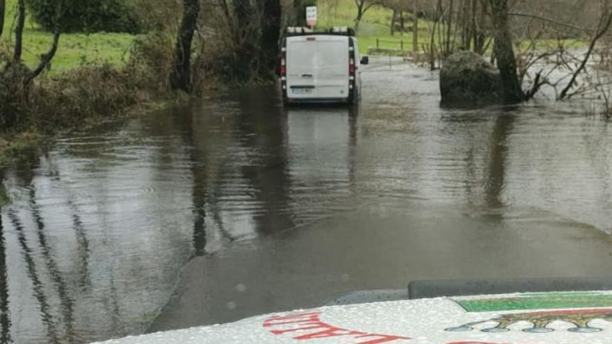 Emerxencias evacúa un furgón atrapado cerca de Pozo do Boi