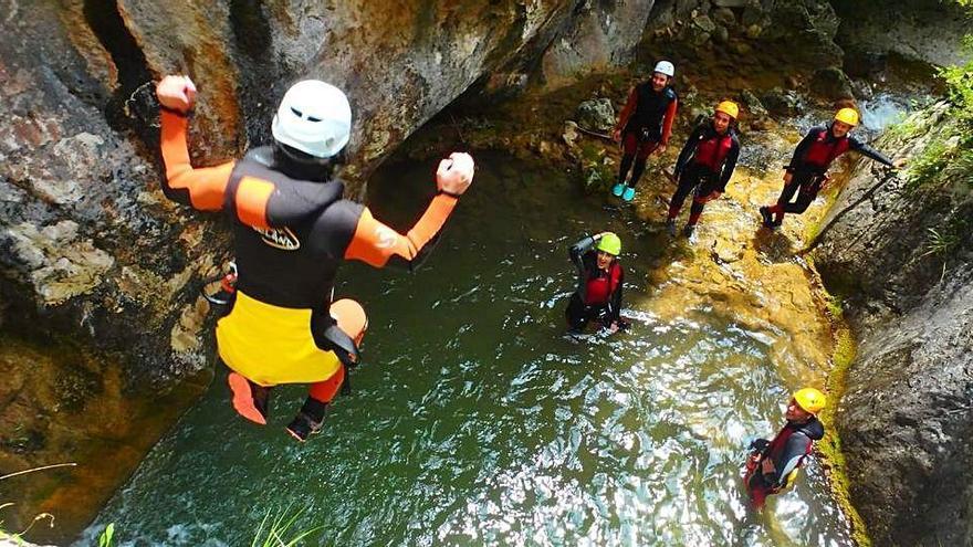 Grup de visitants fent barranquisme a l&#039;alt Berguedà aquest estiu |