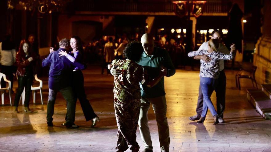 Pasos de tango y ejercicio para animar las compras, así fue la gran fiesta del comercio de Oviedo