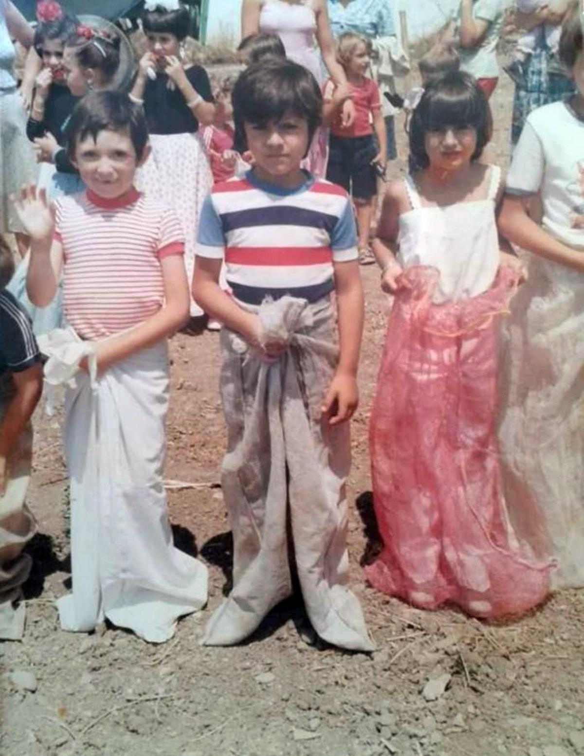De pequeño, a la izquierda, en una carrera de sacos en San Isidro, durante la Fiesta de la Caña.