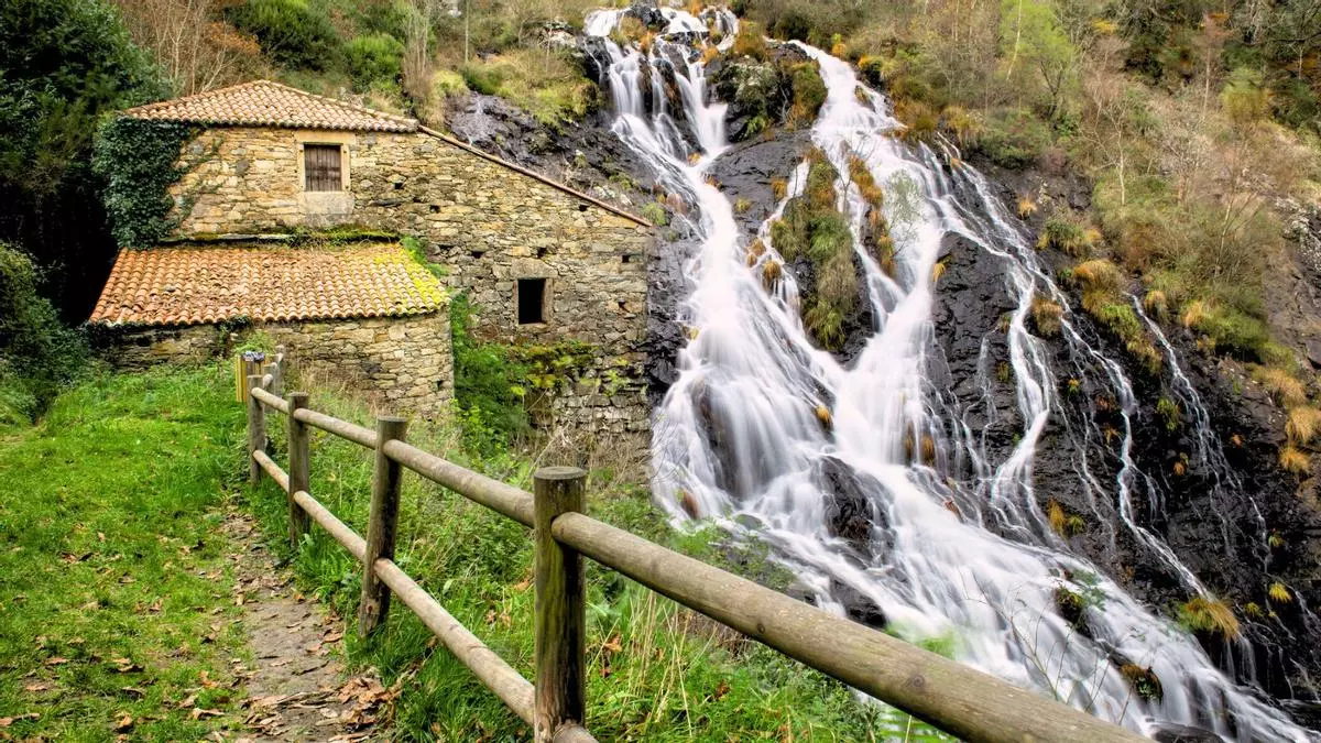 La cascada más espectacular de Galicia tiene 40 metros de altura: se llega a través de una ruta muy fácil y tiene un mirador con vistas a un molino