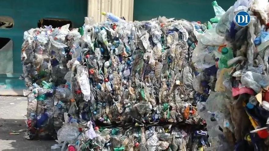 Vídeo: embalaje de basura en el vertedero de Ca na Putxa.