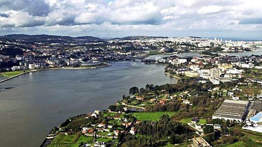 Vista da ría do Burgo, con territorio dos concellos de Oleiros, Culleredo e A Coruña.