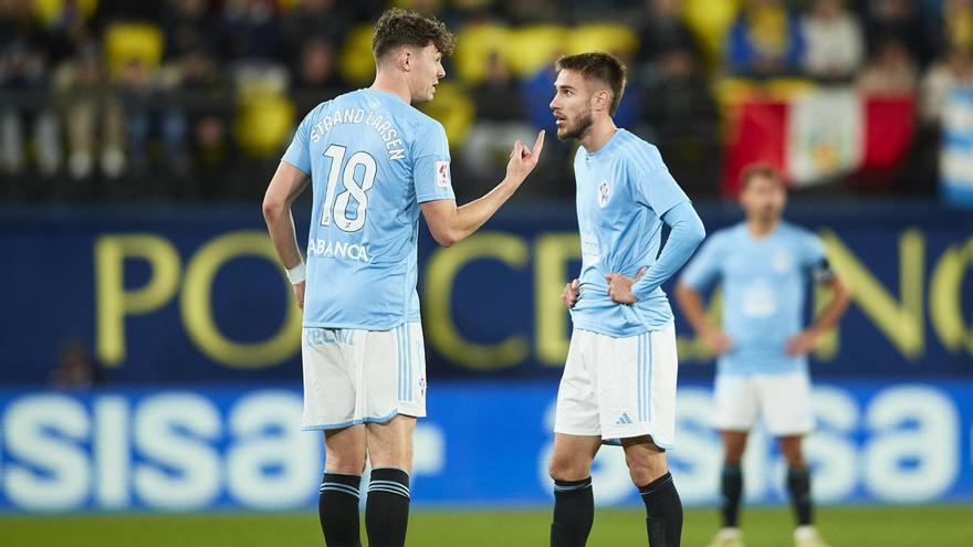 Larsen y Mingueza, durante un partido.