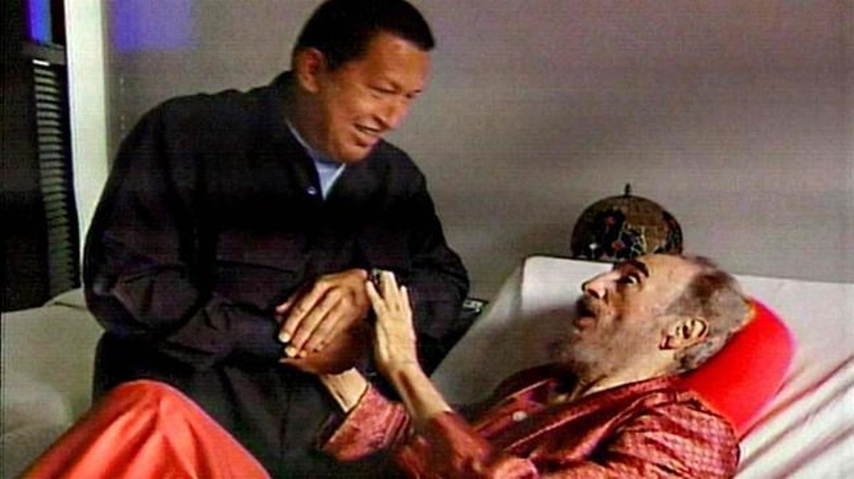 2006 - Imatge de la TV cubana sobre la trobada amb el president veneçolà, Hugo Chávez, després de la renúncia de Fidel a presidir el Govern cubà.