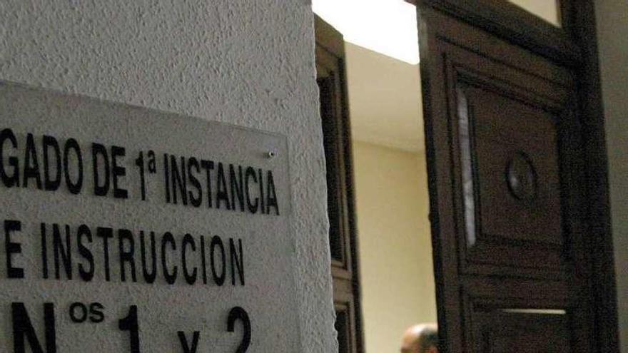 Entrada a dos juzgados de la capital.