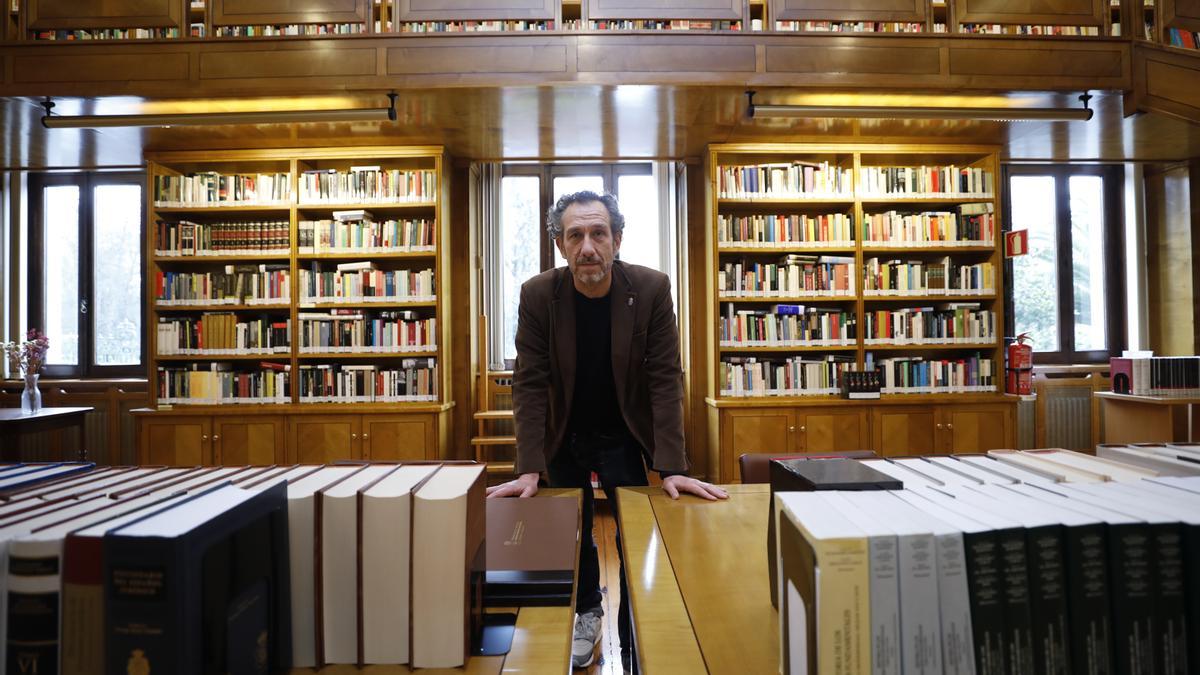 Ricardo Menéndez Salmón, en la biblioteca de la Junta; detrás, las secciones de historia y biografías.