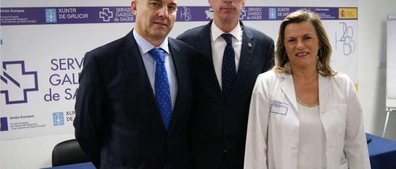 López Bellido, (izquierda) con el conselleiro de Sanidade y la anterior gerente Eloína Núñez // FDV