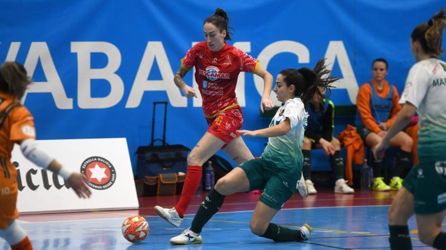 Laura Uña maneja un balón ante una defensora del Roldán.