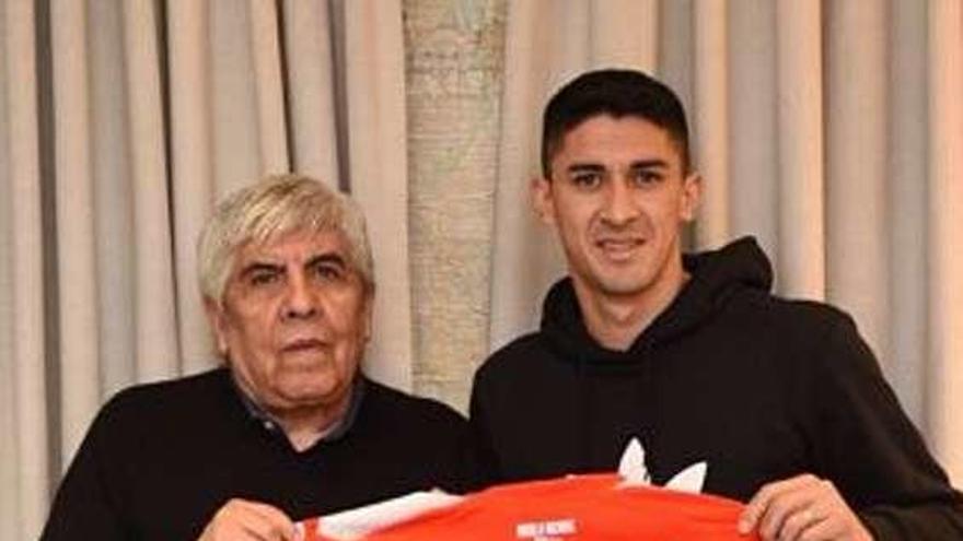 Pablo Hernández sostiene la camiseta de Independiente.