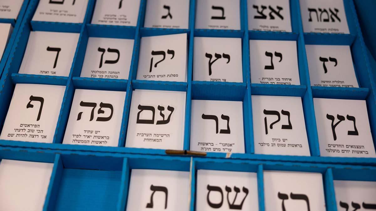 Papeletas en un colegio electoral en Jerusalén, Israel. Los israelíes comenzaron a votar el martes en sus quintas elecciones generales desde 2019, con el ex primer ministro Benjamin Netanyahu planeando su regreso como parte de una alianza que podría empoderar la extrema derecha de la nación.