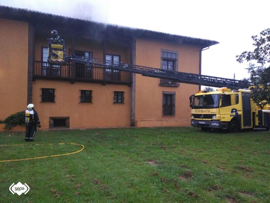 Incendio en el palacio de Cavanilles, del siglo XVI, en Lieres