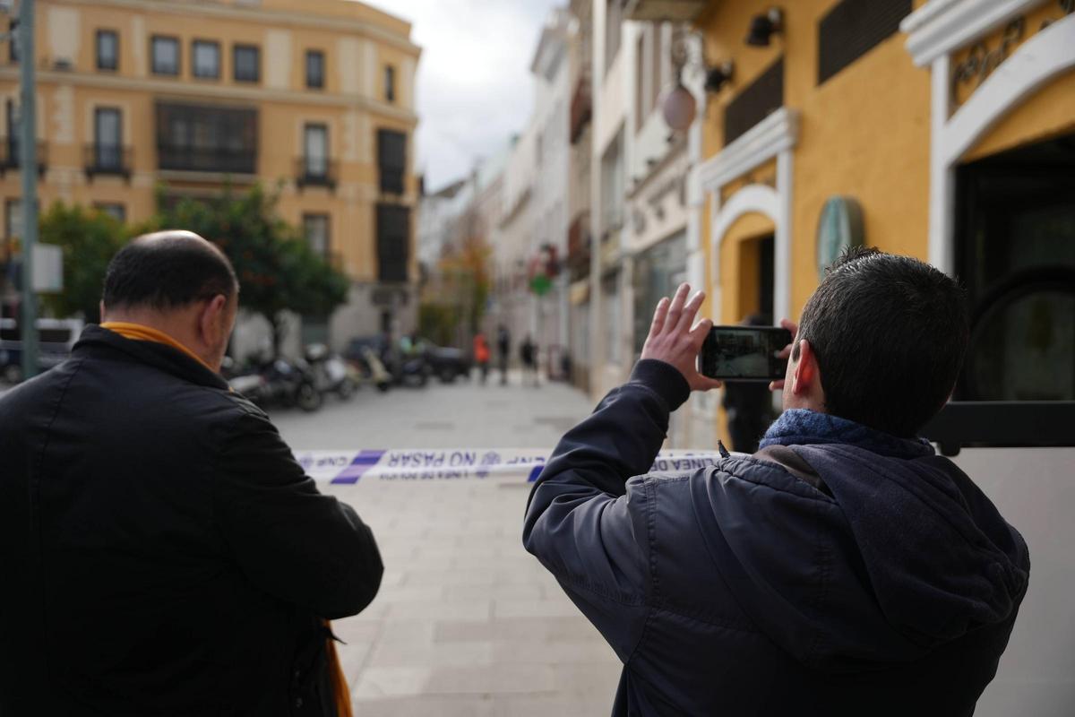 Fotogalería | Exterior del edificio de la Diputación de Badajoz, desalojado por un aviso de bomba