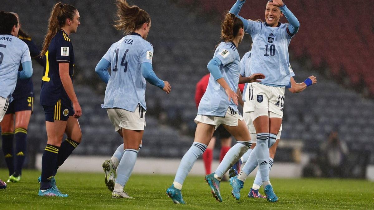 Jenni Hermoso celebra el gol de penalti en Escocia.