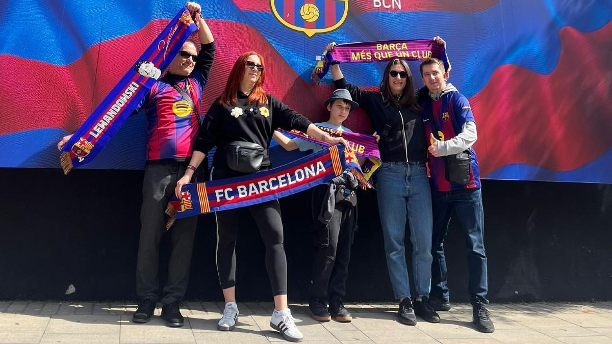 La familia polaca minutos antes del Barça-Rayo posa en los aledaños del estadio