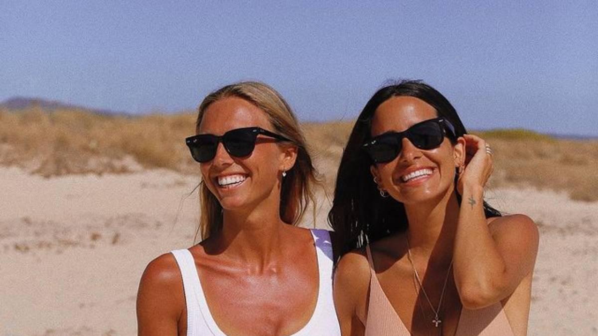 Las 'influencers' Lucía Bárcena y María Fernández Rubíes con bikinis de Onne y pareos de Almaprimero, en Tarifa