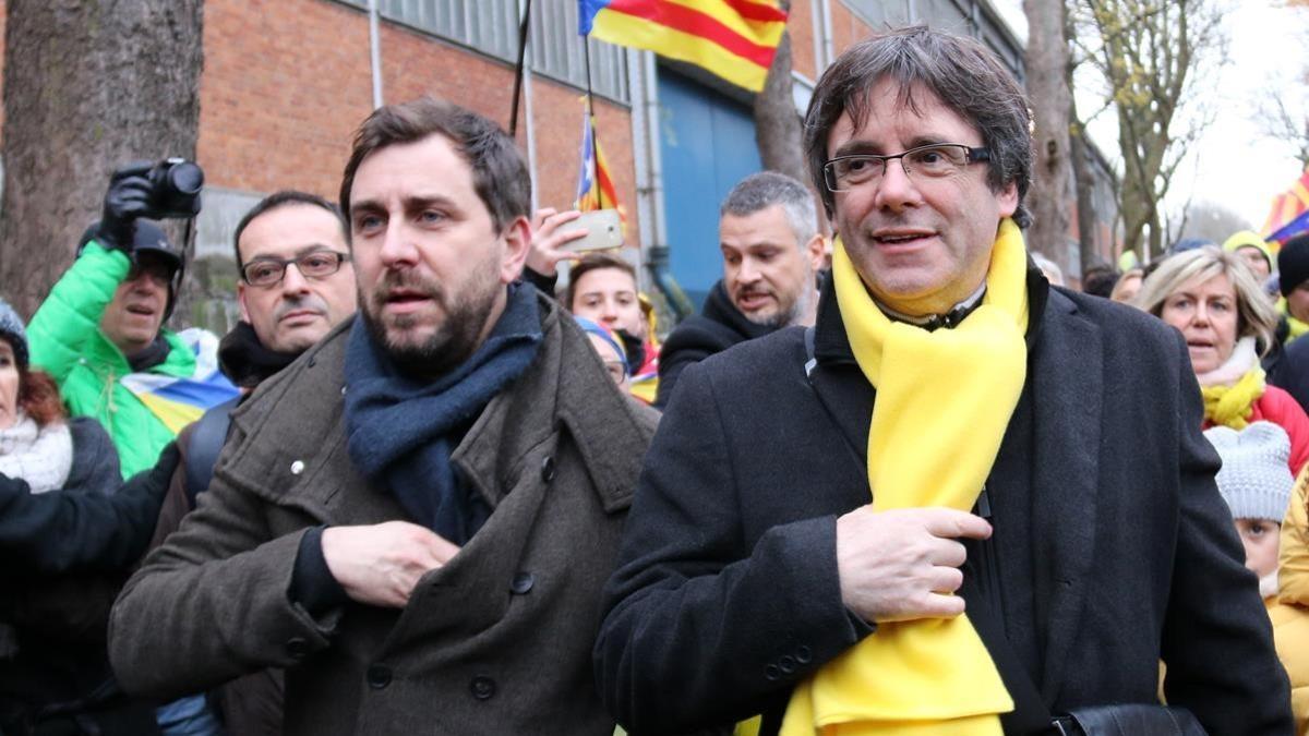 Toni Comín y Carles Puigdemont, en una manifestación en Bruselas.