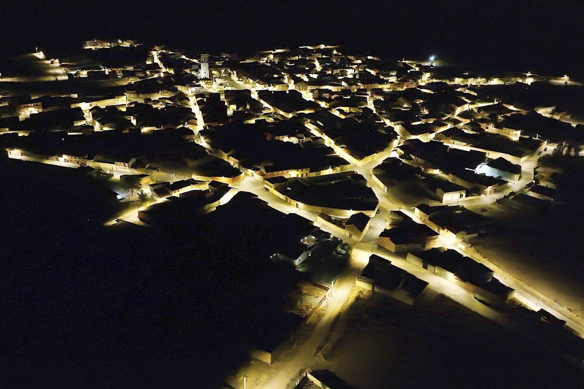 Vista aérea nocturna de Villarrín de Campos y de su nuevo alumbrado.