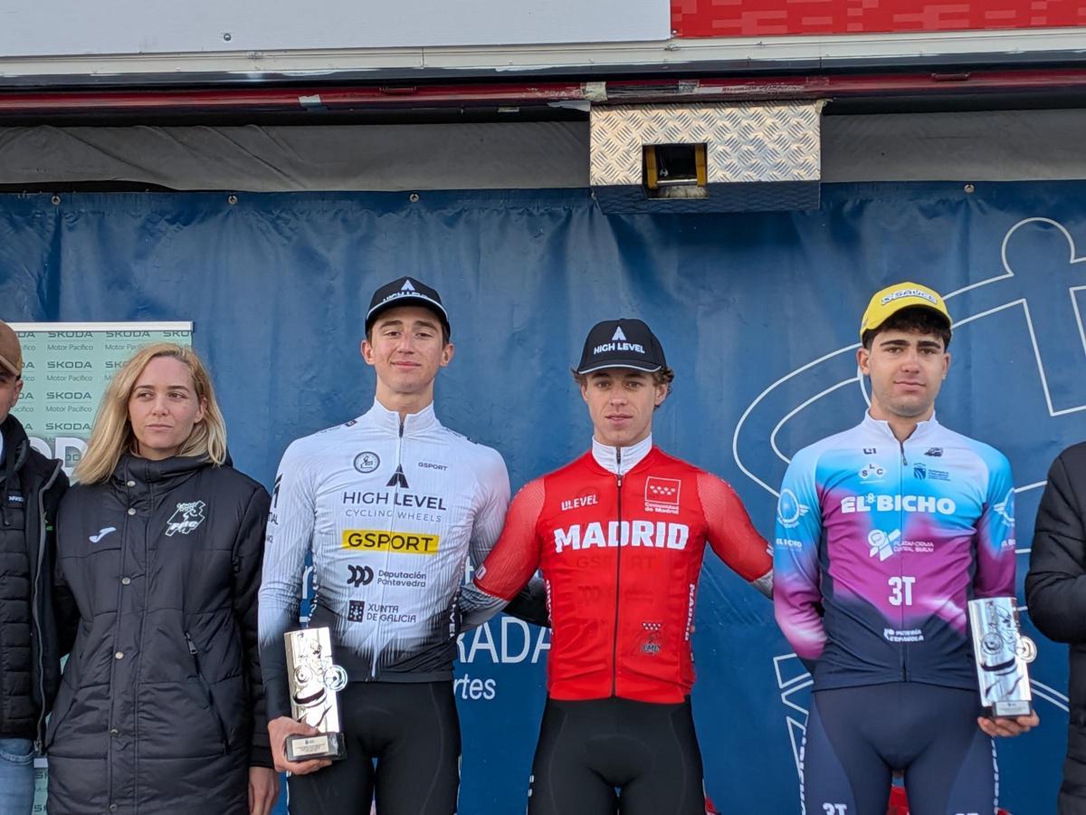 El ciclista setabense Alberto Bruce en el podio, tras ganar en Fuenlabrada.