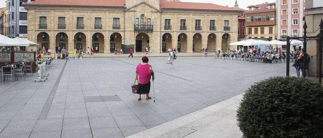 La plaza de España, con el Ayuntamiento al fondo.