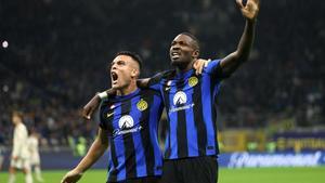 Lautaro Martínez, delantero del Inter, celebra un gol con Marcus Thuram.