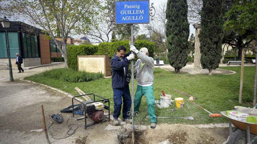 Los operarios reponen la placa.