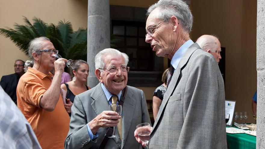 Bethencourt Massieu junto al historiador John Elliot, en la Casa de Colón.