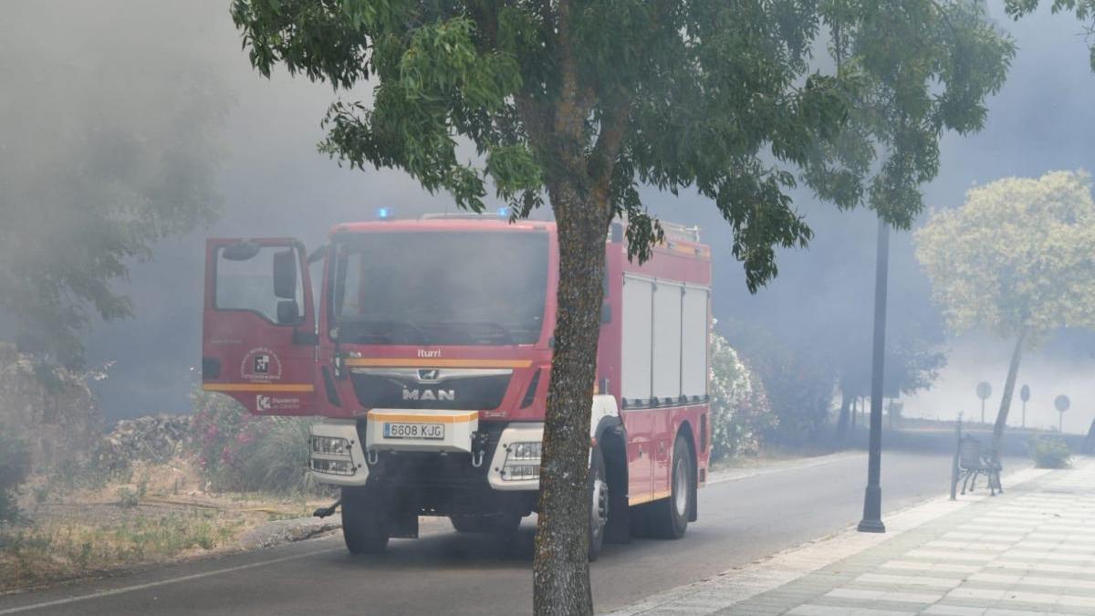 Arde un cercado de pastos cerca del casco urbano de Villanueva de Córdoba