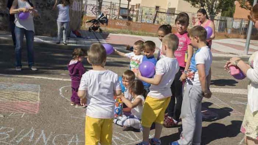 Un grupo de pequeños tras dibujar en el pavimento.