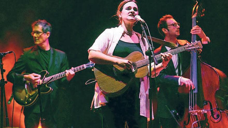 Madeleine Peyroux con su grupo sobre el escenario de A Ferrería.  // Rafa Vázquez