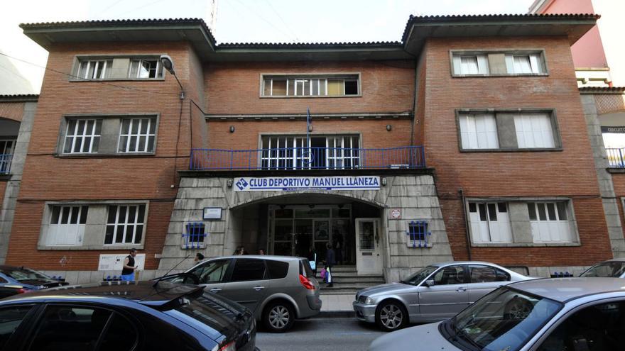 Fachada de las instalaciones de la piscina Manuel Llaneza, antes de su cierre. | LNE