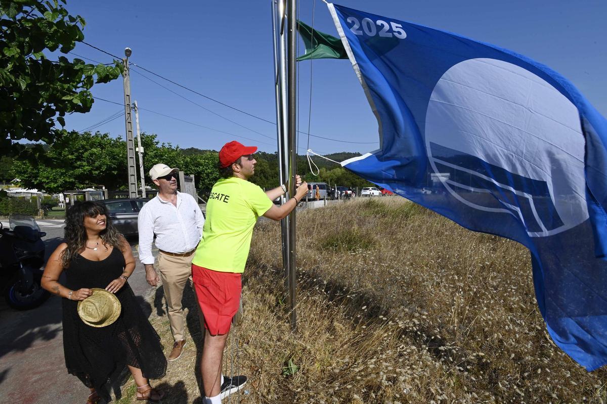 El izado de las banderas azules del verano pasado en Bueu. En la imagen, la de Area de Bon, en Beluso
