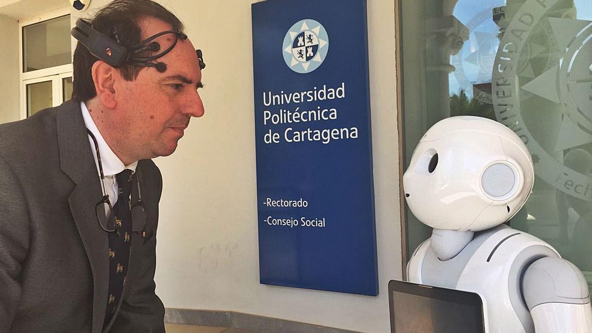 El investigador Ferrández 
junto a uno de los 
robots emocionales.  l.o.