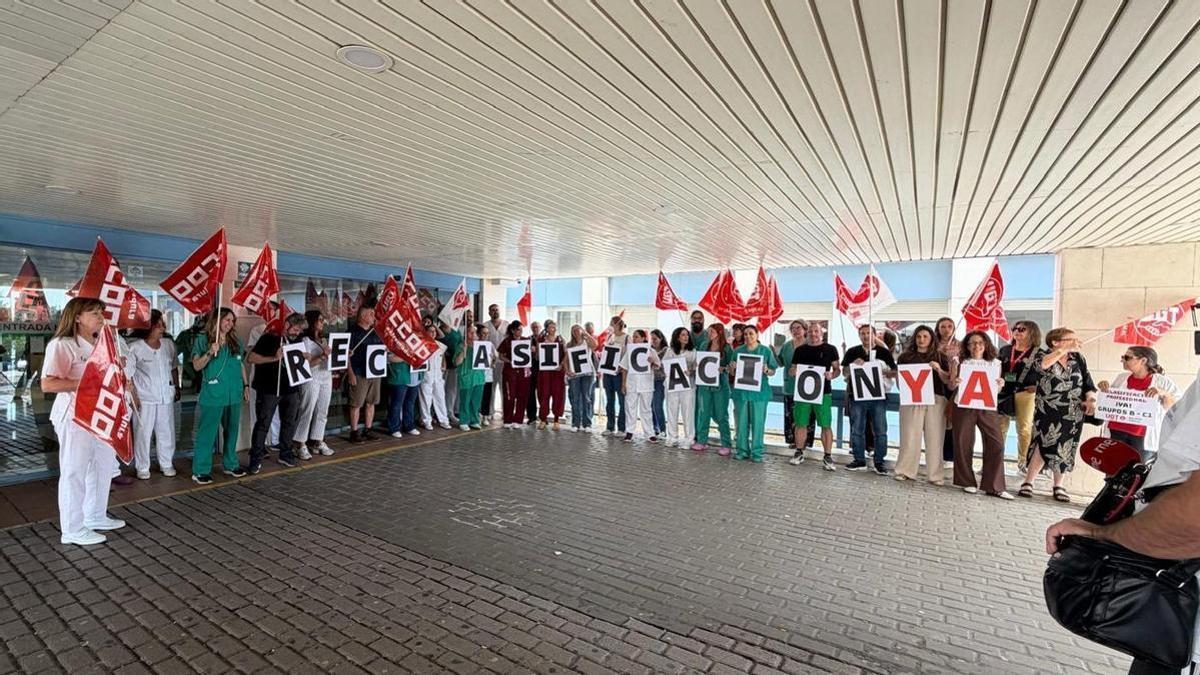 Concentración de técnicos sanitarios en el Hospital de Don Benito, este martes.